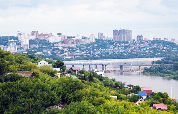 Уфа пускает пыль в глаза, Оренбург тонет в болоте, Екатеринбург теряет блеск, Челябинск роет метротрам