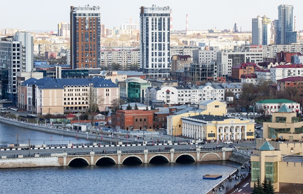 Уфа пускает пыль в глаза, Оренбург тонет в болоте, Екатеринбург теряет блеск, Челябинск роет метротрам