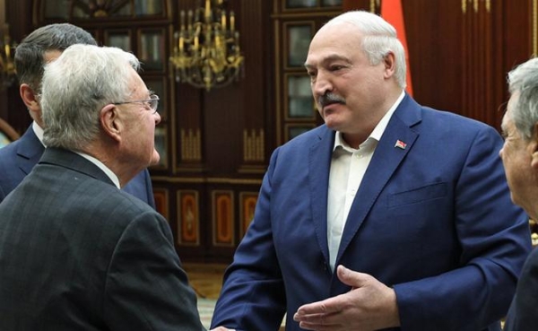 «Какие люди, привет, дорогой!»: Лукашенко любезничает с Келлогом. Тихановский на свободе. Что дальше?