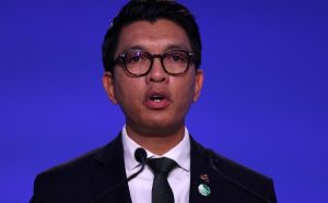 Президент Мадагаскара объяснил бегство из страны на фоне протестов ПОЛИТИКА