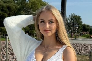 Первова в выглядывающих из-под штанов стрингах исполнила страстный танец СПОРТ