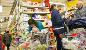 «Тревожная лампочка» загорелась: Россияне перешли в режим тотальной экономии на всем ОБЩЕСТВО